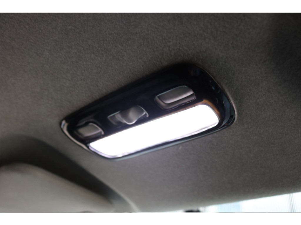 ＬＥＤルームランプ！夜間でも車内を明るく照らしてくれます。