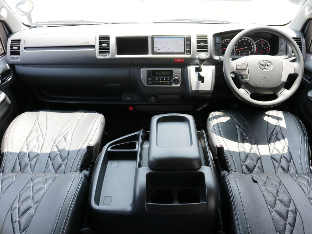 特別架装車をベースにカスタムを施したハイエースが入庫致しました♪