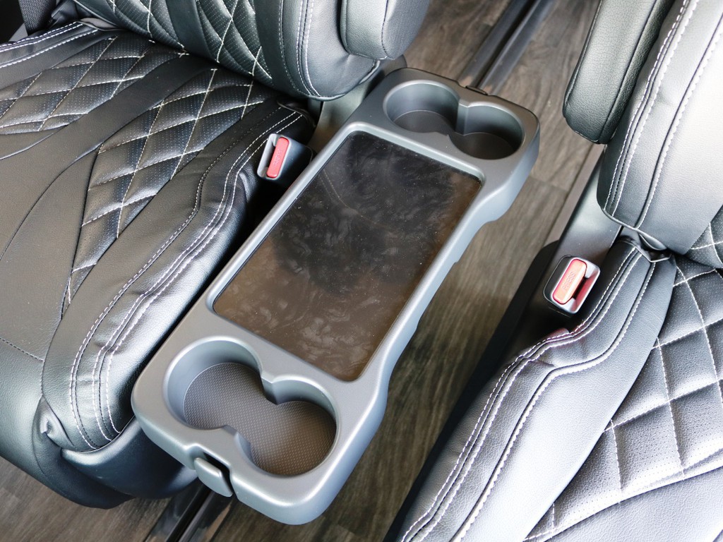 ２列目シートの間には、センターテーブルが完備されております♪