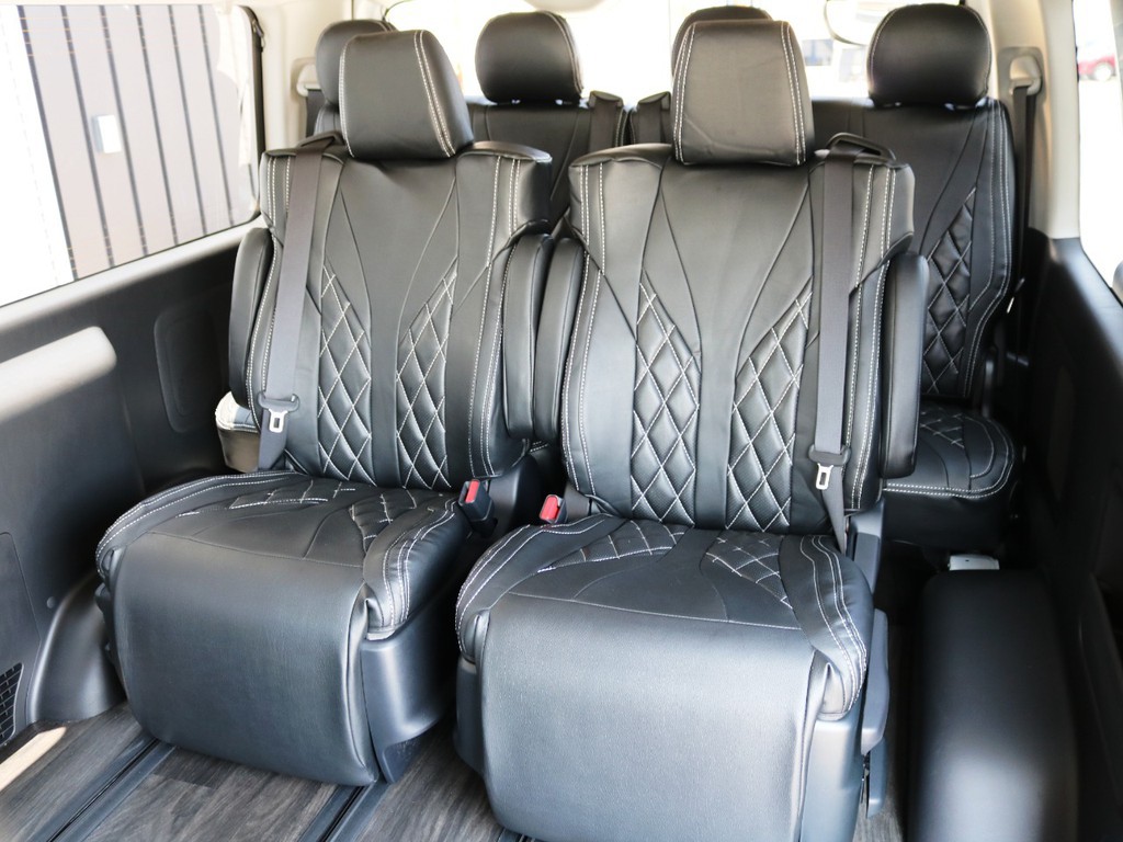 ３列目もオットマン付きキャプテンシート！　３列目シートの間には、センターテーブルは設置されておりません。