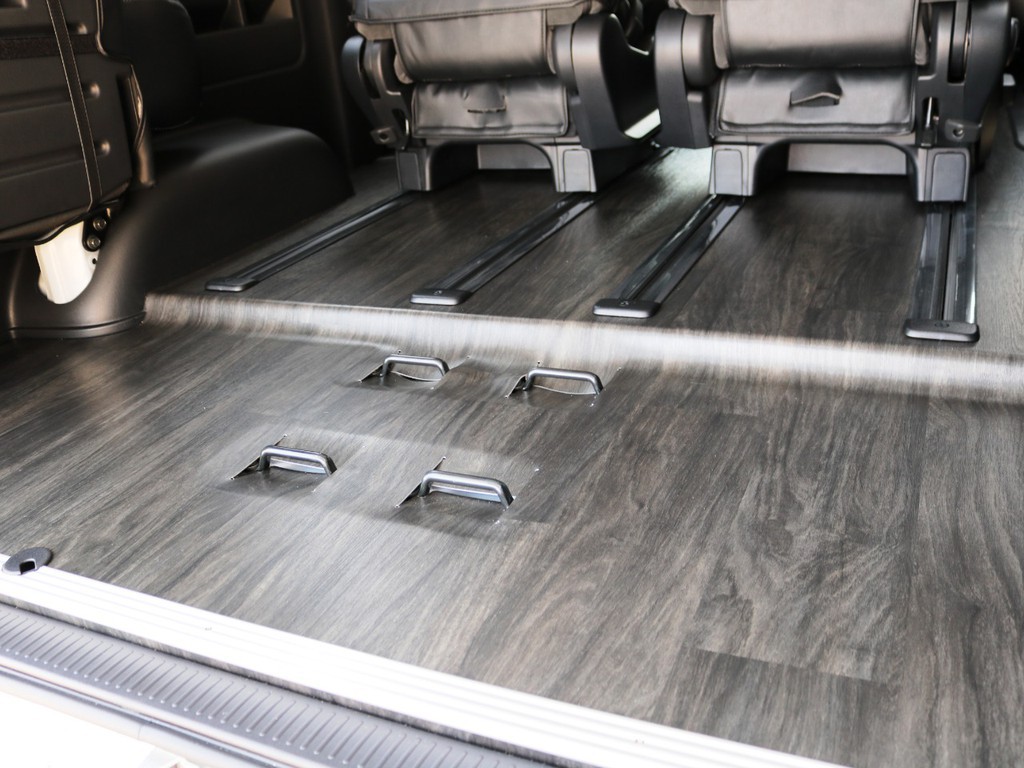 黒木目調　重歩行フロア施工済み！