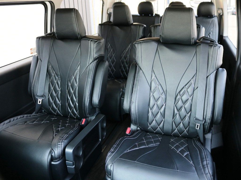 オットマン付きキャプテンシート×４脚を装備した特別架装車。それが【ファインテックツアラー】！