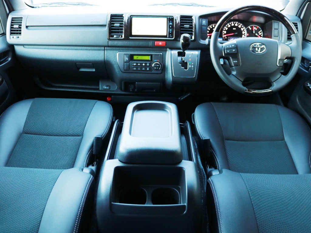 特別仕様車をベースにカスタムを施したハイエースバンが入庫致しました♪