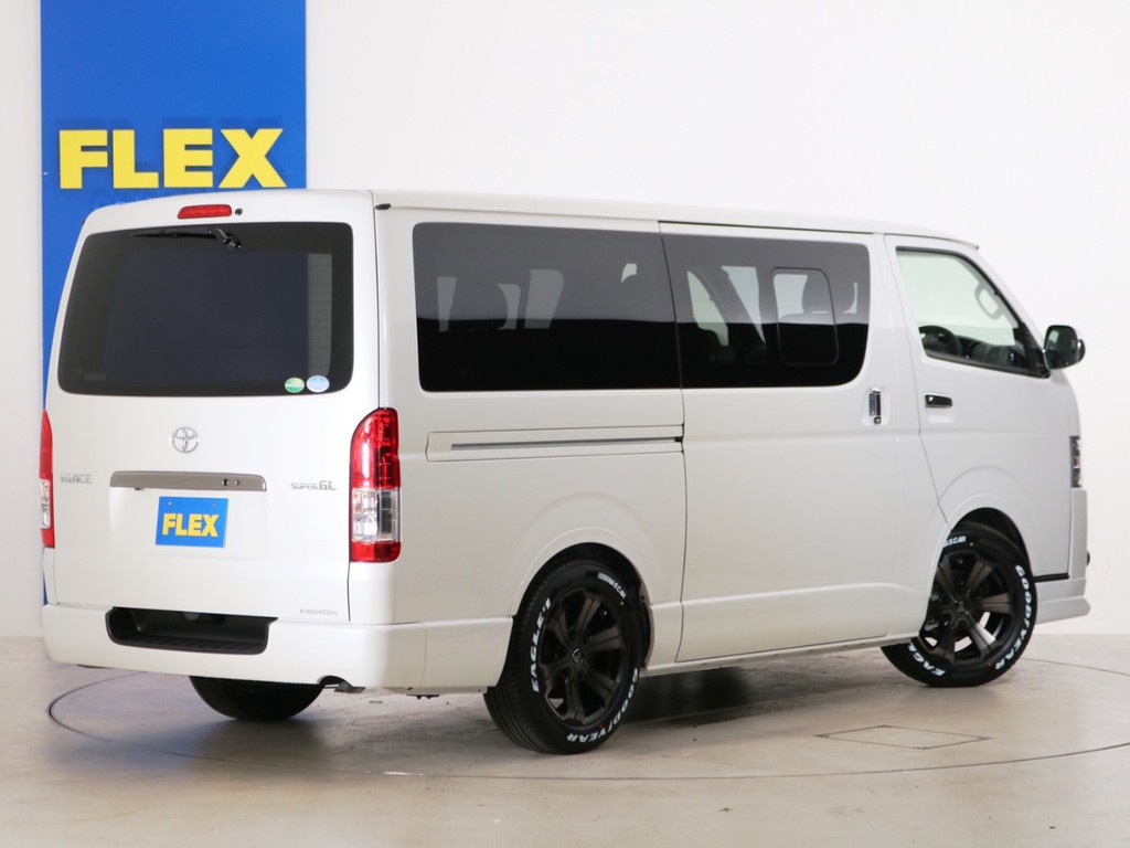 常時25台以上の展示車両！　全国700台以上のハイエースの中からお取り寄せ！　ハイエースをお探しならまずはハイエース神戸店へご来店＆お問合せを！