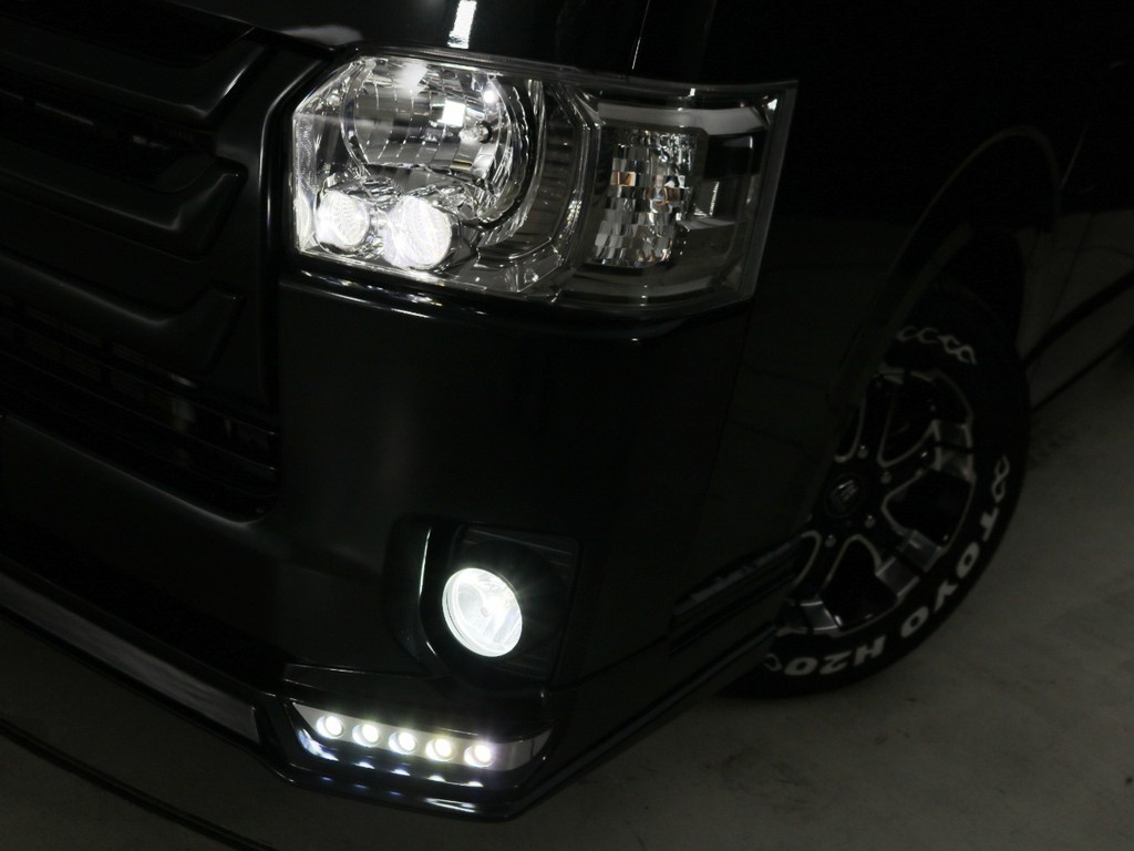 ＬＥＤヘッドランプ標準装備！　フロントリップにはＬＥＤライトが搭載されております♪