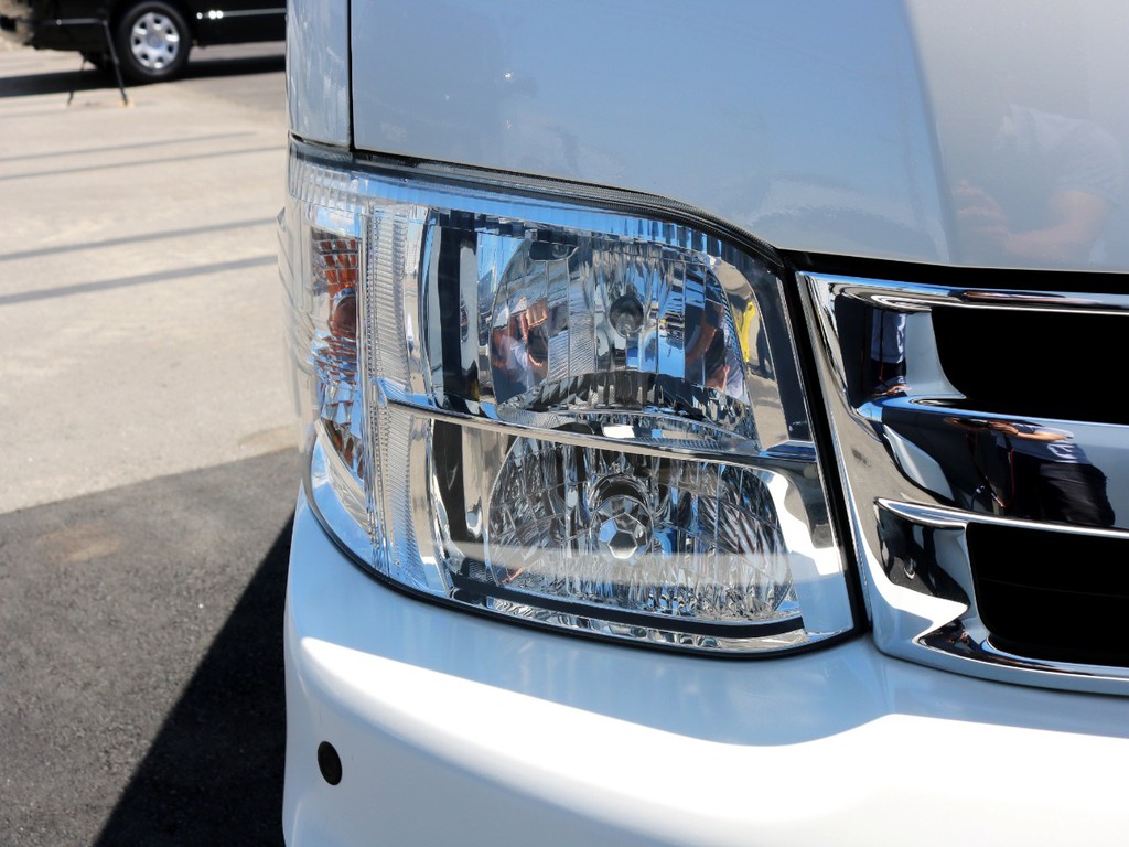 新車時メーカーオプションのＨＩＤヘッドライトも完備しております！
