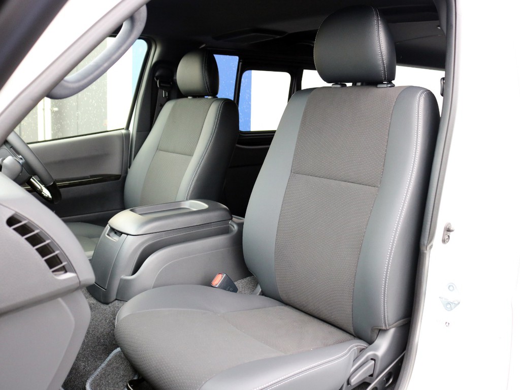 特別仕様車ダークプライムⅡの特徴ともいえるハーフレザーシートです。このまま使用するのも、シートカバーを装着して保護するのも貴方次第！
