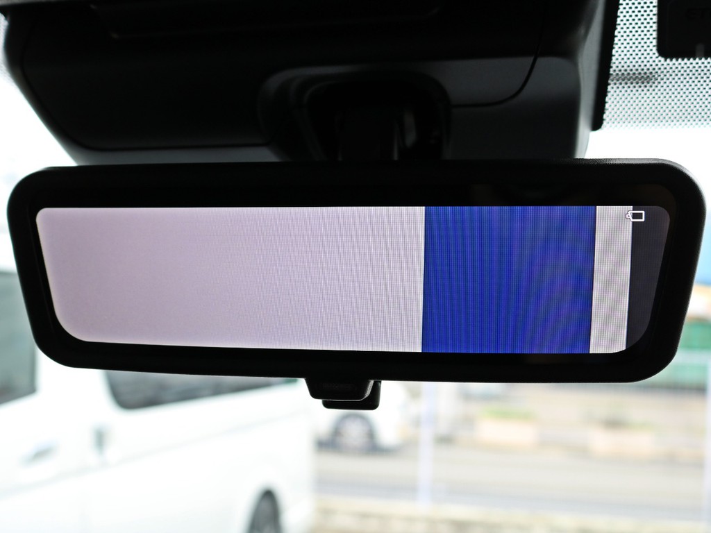 メーカーオプションとして新たに加わったデジタルインナーミラーを装備！　見辛かったハイエースの後方がくっきりと見えるようになりました♪