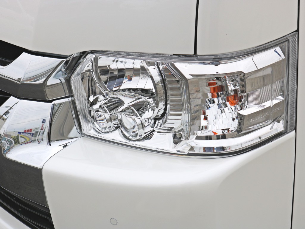 LEDヘッドランプ完備！　２連プロジェクター式LEDランプをロービームに設定しており、見通しの良い道ではオートハイビーム機能により先行車・対向車に迷惑をかけることなく道を照らすことが可能です。