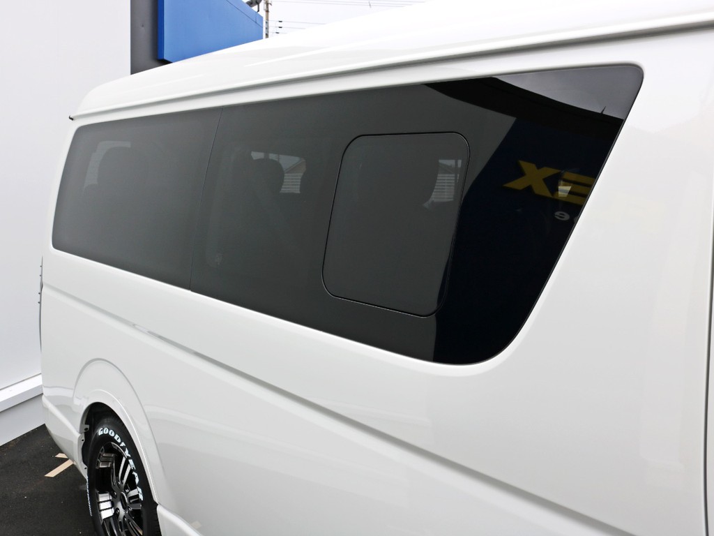 運転席側の２列目窓には小窓が付いています。こまめな換気に役立ちます。