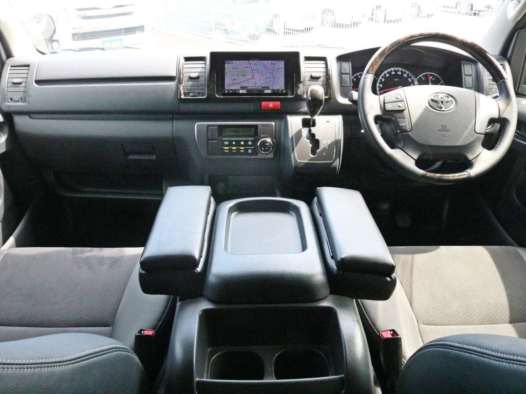 Ｈ２９年式　ハイエース　ＤＡＲＫＰＲＩＭＥ　３・０ＤＴ　２ＷＤ　買取直販、人気のパールホワイトワンオーナー車！　走行距離は５万近いですが年式が新しくまさにこれからの一台です！