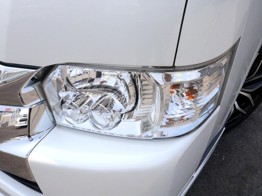 メーカーオプションのLEDヘッドライトも完備！　明るく夜道を照らします！