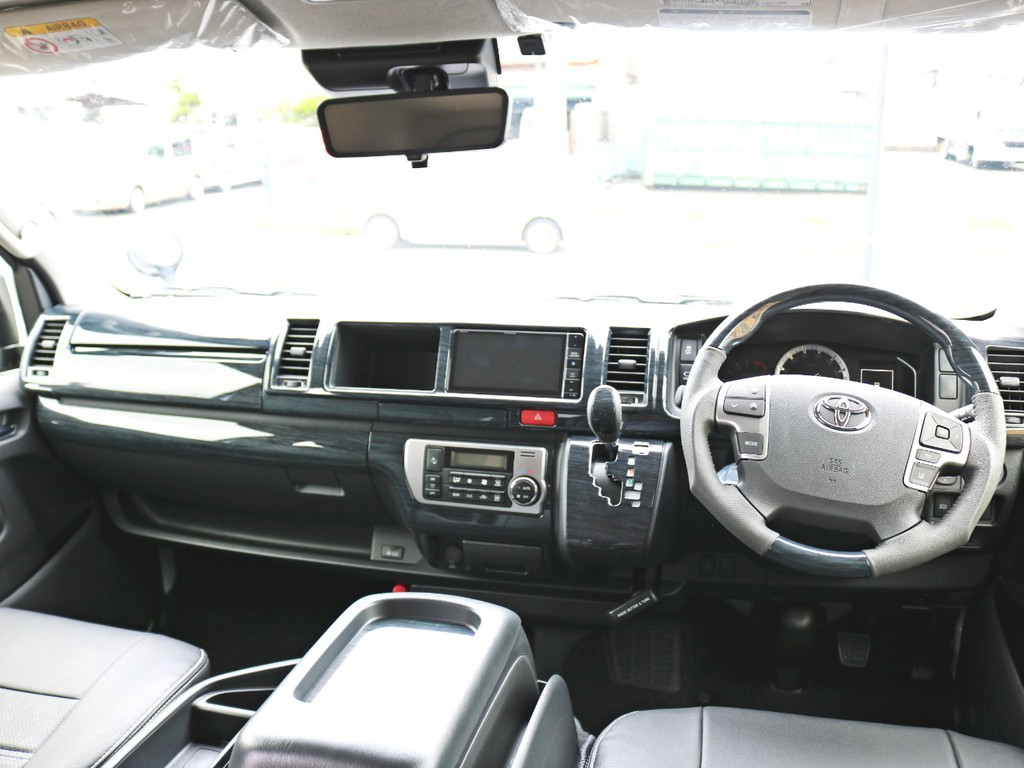ハイエースワゴンGL４WD　メーカーオプションとして新たに加わったデジタルインナーミラー、PVM、インテリジェントクリアランスソナー等のメーカーオプションも多数完備！