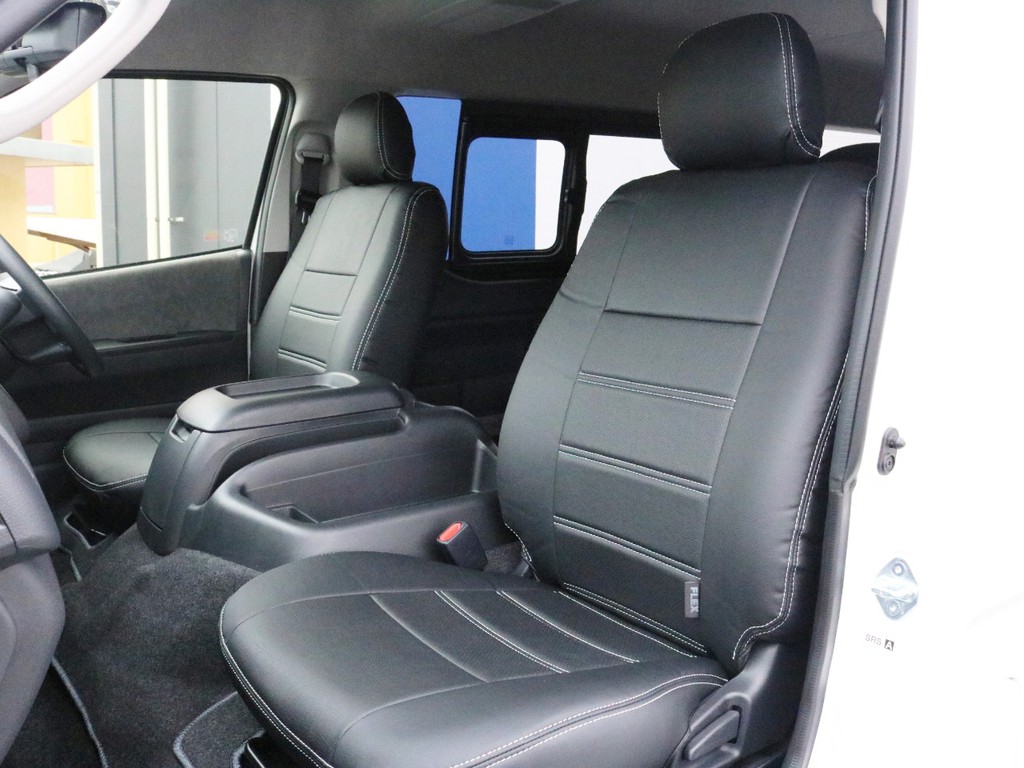 １列目シートにはレザー調シートカバーを装着済みです。高級感を演出すると共にシートの保護効果も期待出来ます。