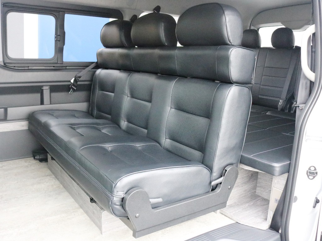 これがアキティバ２の２列目ベンチシートです！　通常の３人用ベンチシートよりもゆったりとくつろげる高級感あふれるシートです。
