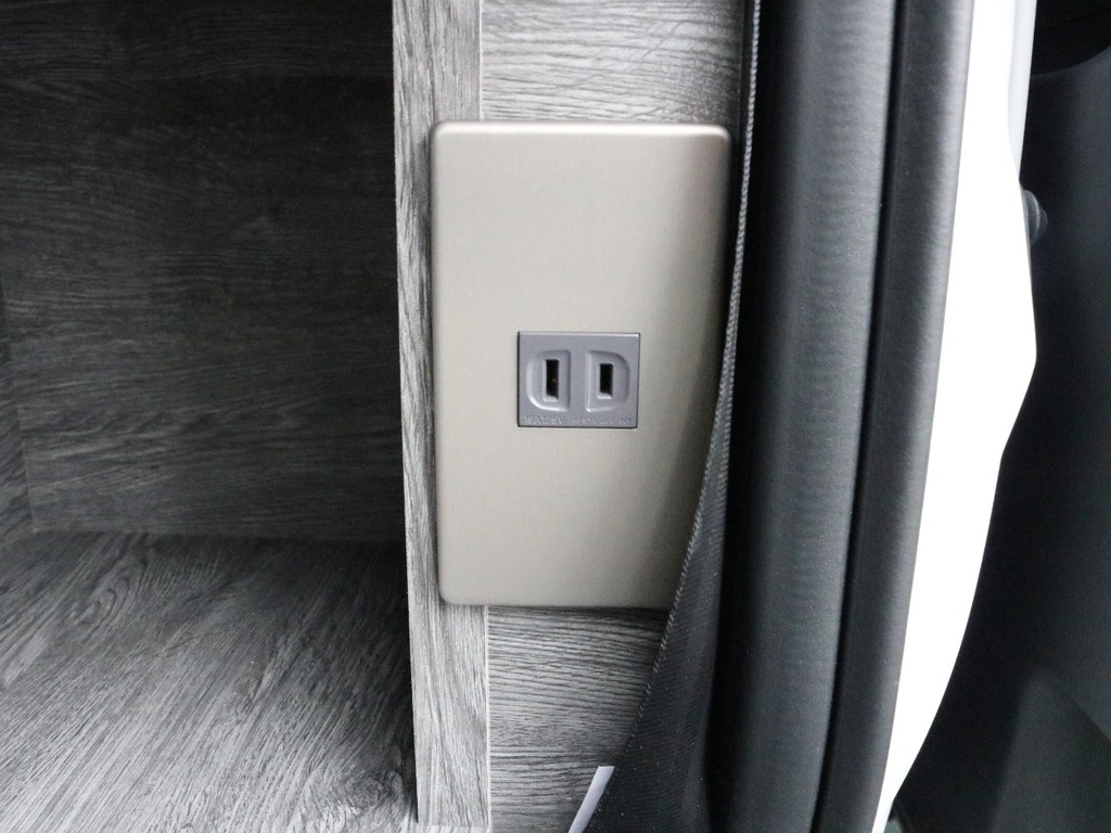 あると便利なコンセントが設置されています。設置場所はスライドドアを開いてすぐ右手です♪