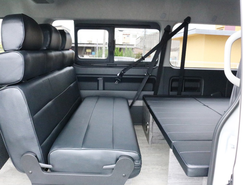 ２列目シートは後ろ向きに展開することも可能です。色んな楽しみ方ができそうですね♪