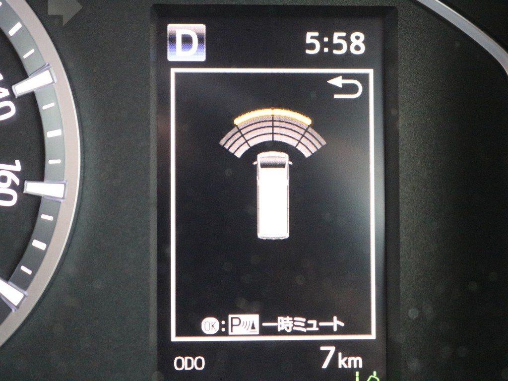 新たに加わったメーカーオプションのインテリジェントクリアランスソナーも完備！　周囲に障害物が接近した際に警告音や写真のような表示によって警告してくれます。