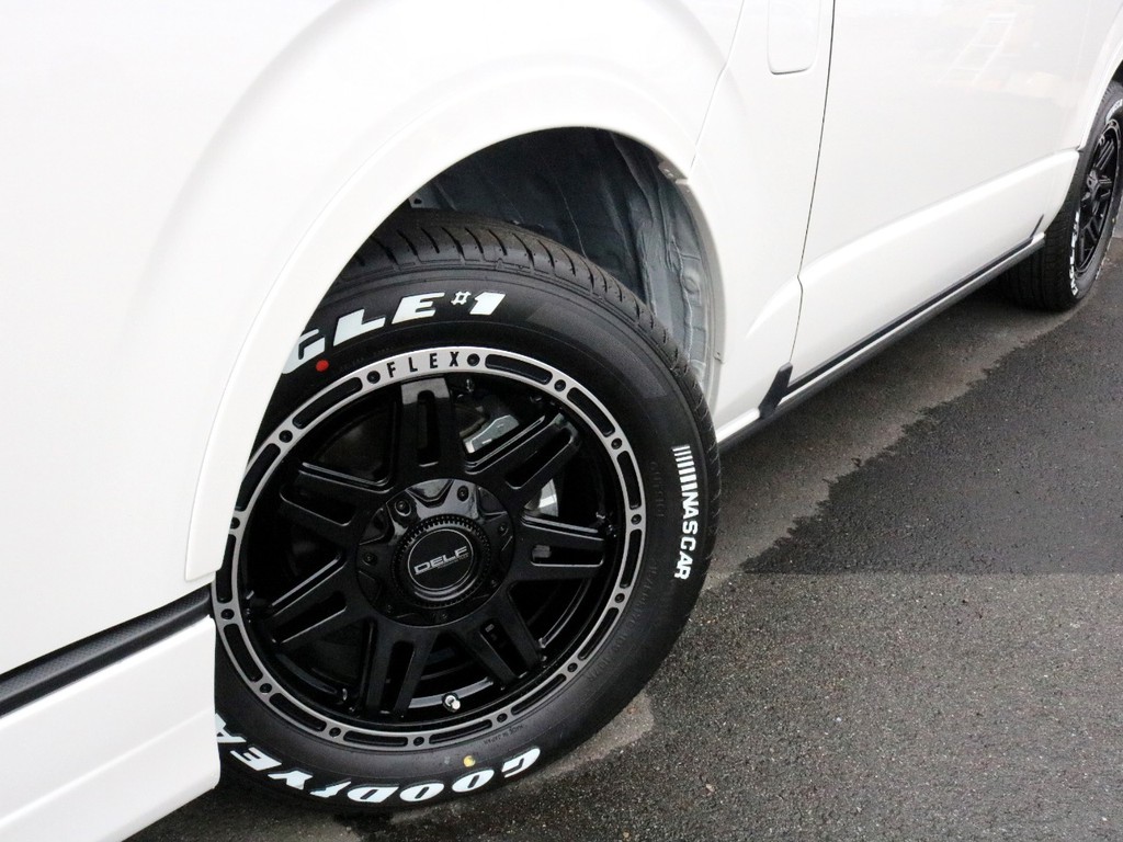 足元にはFLEX Delf04 17AWを装備！　タイヤはナスカーホワイトレタータイヤを合わせています！