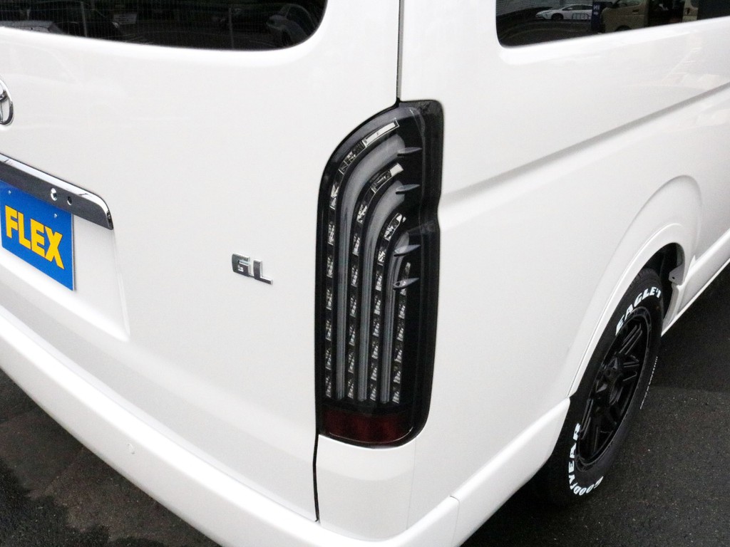 リアにはＦＬＥＸ煌ＬＥＤブラックテールランプを装着済み！　デザイン性、視認性共に優れた一品です。