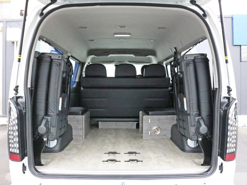 シートアレンジアキティバ２は４列目シートを跳ね上げて、パネルを数枚外すだけで広大なラゲッジスペースを確保出来ます。扱い易さもアキティバの良い所♪