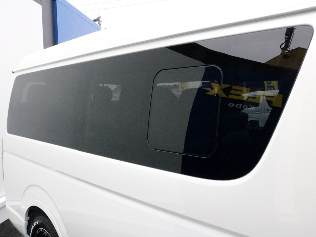 後席側面ガラスには小窓が付いています。運転中のこまめな換気もできます。