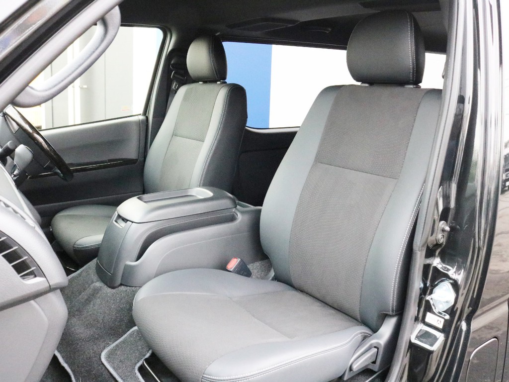 特別仕様車専用装備のハーフレザーシートです。このままハーフレザーシートを楽しむのも、レザー調シートカバーを装着するのも貴方次第！