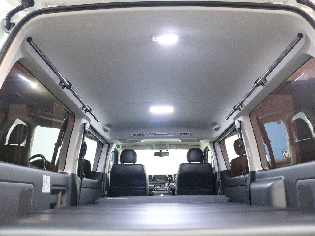 上を見上げるとベッドキットの上にはサイドバー＆LEDルームランプが！　中古車なのに天井などの状態も良好です♪