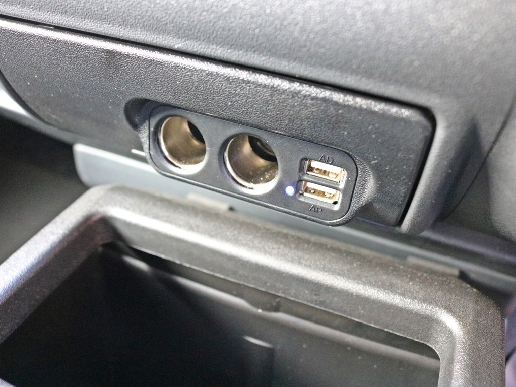 シガーソケットとUSBソケットが設置されています。車の使用用途がとても広がりますね♪