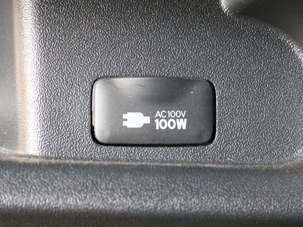 あると便利なアクセサリーコネクター（AC100ｖ）も装着されています。電源が多い一台ですね♪
