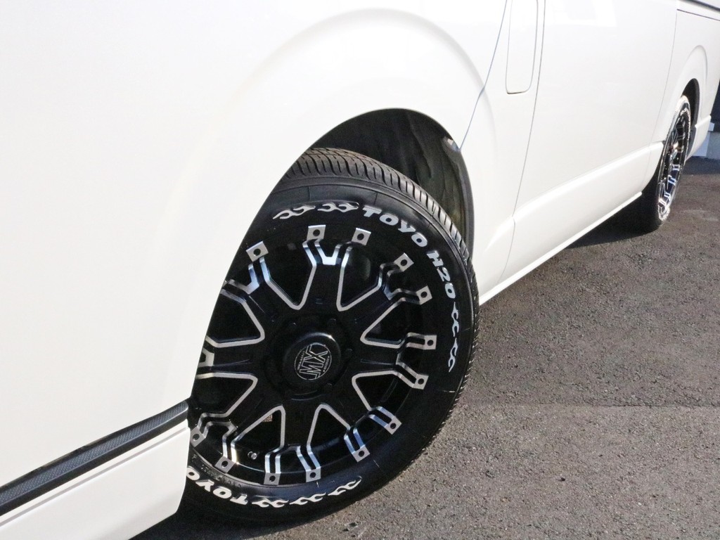 足元にはROCK KEELLY 17インチAW！　タイヤにはTOYO H20ホワイトレタータイヤを装着しています。