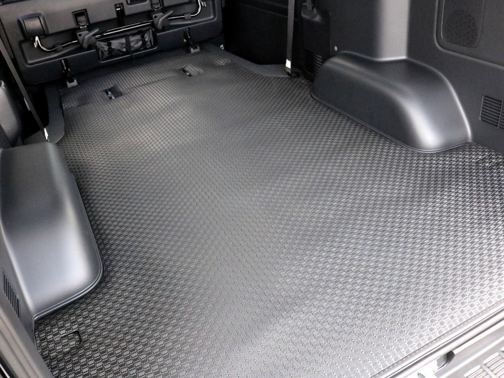 荷室スペースの床にはラバーカーゴマットが施工されています！　アウトドアには勿論、汚れたり濡れたりしやすいトランポや仕事にもしっかり使っていける一台です！　勿論ベッドキットの追加も可能です！