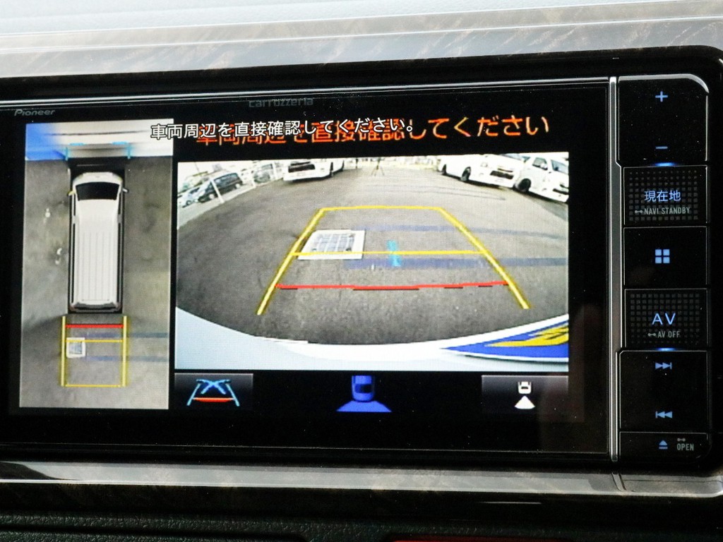 バックカメラも完備！　パノラミックビューモニターやバックカメラの映像はナビモニターに映し出されます。