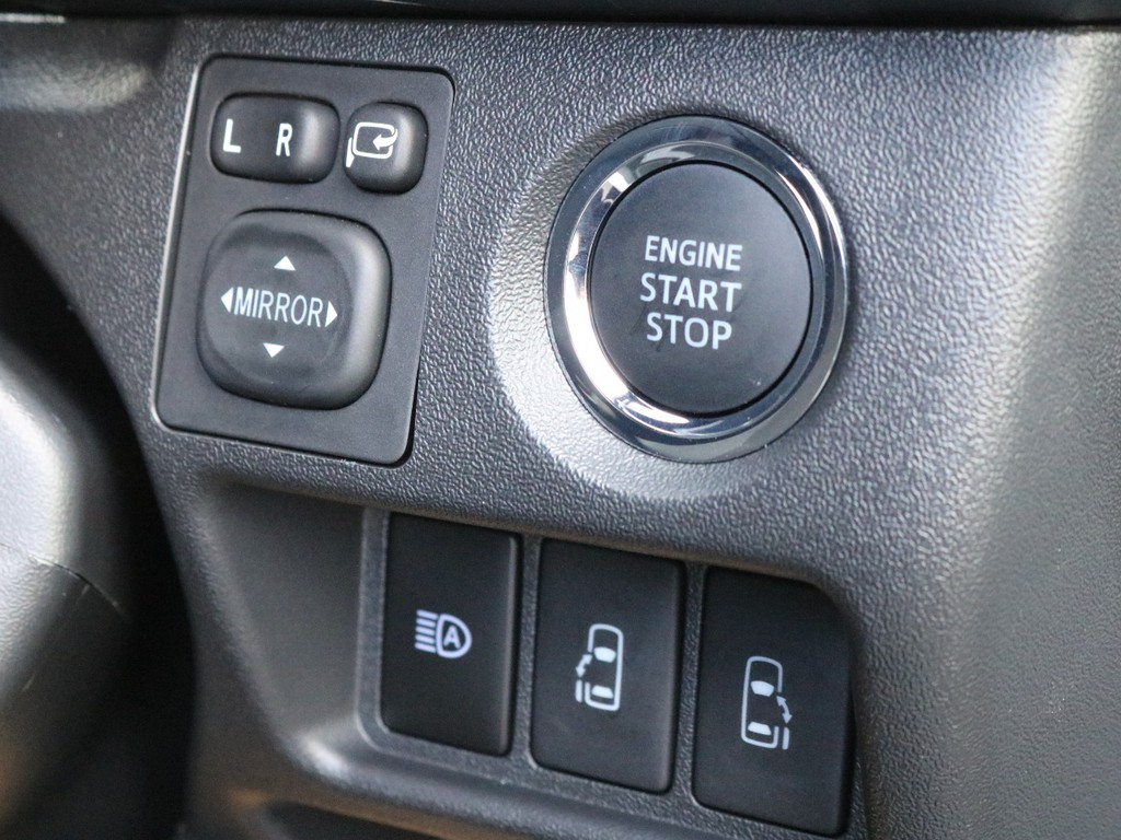 プッシュスタート＆スマートエントリーや、オートハイビームも完備！　本車両に搭載されている両側パワースライドドアは運転席からも操作可能です。
