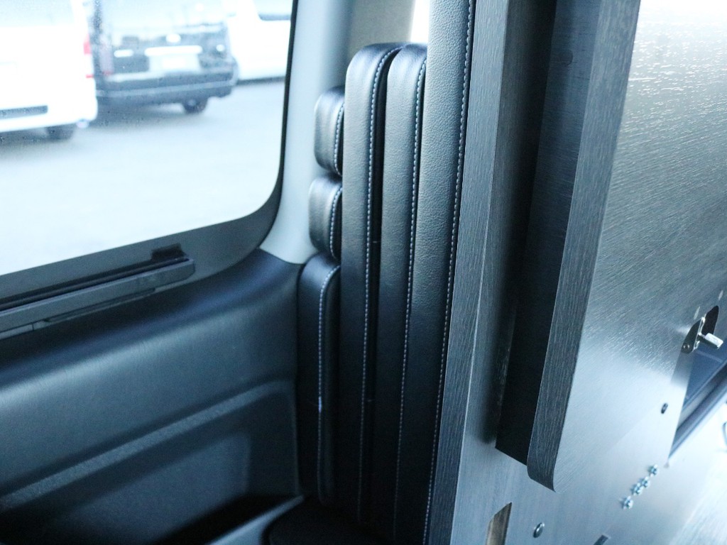 跳ね上げた3列目シートにVer.2用のパネルを収納することが可能です。広々としたハイエースのスペースを余すことなく生かせるシートアレンジです。