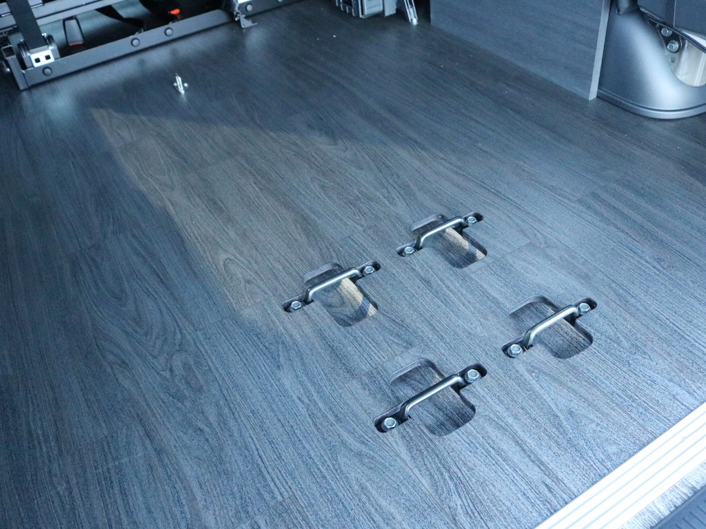 床張り施工済み！　メタルウッド調のフローリングが車内に高級感を与えてくれます。　フラット化された車内は歩き易いだけでなく、お掃除の際も拭き上げが簡単に出来ます。