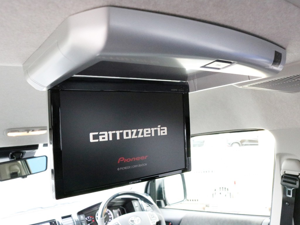 カロッツェリア フリップダウンモニターも装着済み！　後席のゲストを退屈させません！　フルフラット状態の車中泊時にも大活躍！