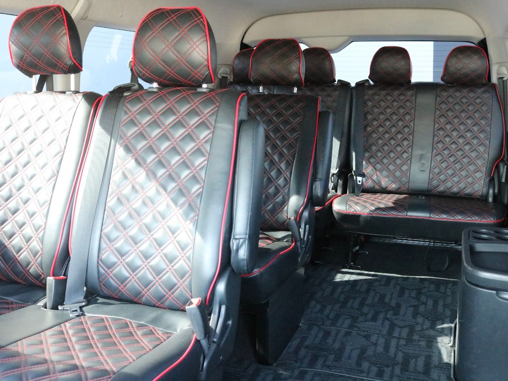 車内後列全体を写したものです。高級が漂い、広くて乗り降りし易い車内です。