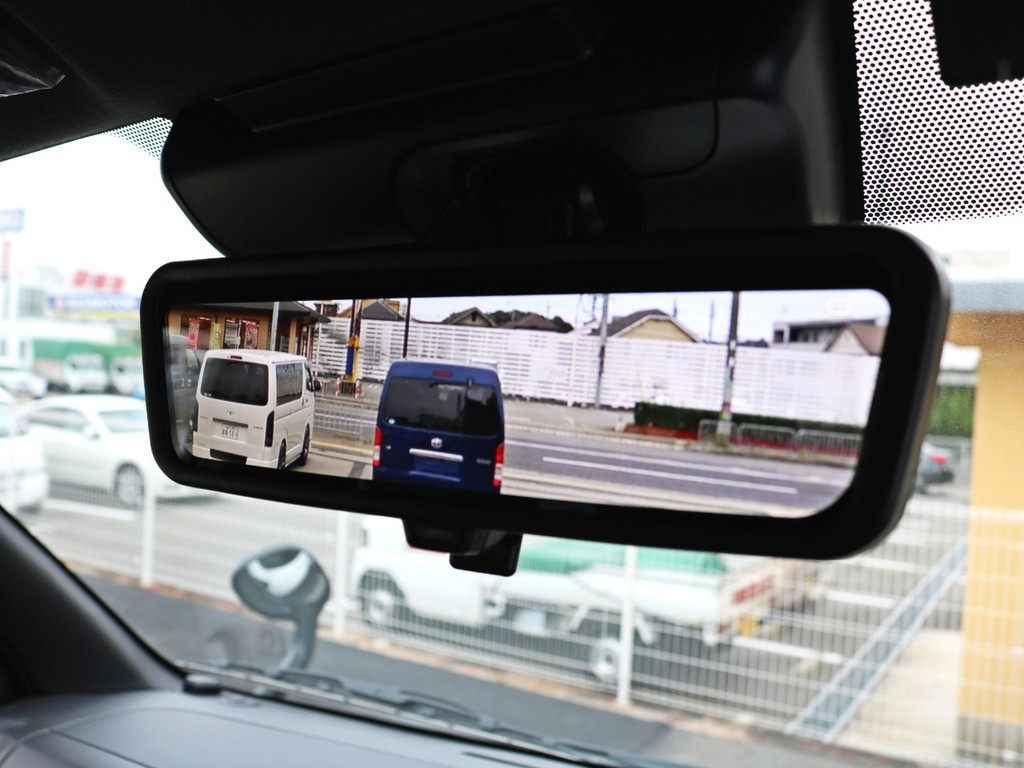 新メーカーオプションのデジタルインナーミラーも装着済みです。見え難かったハイエースの後方がしっかり確認できるようになりました。