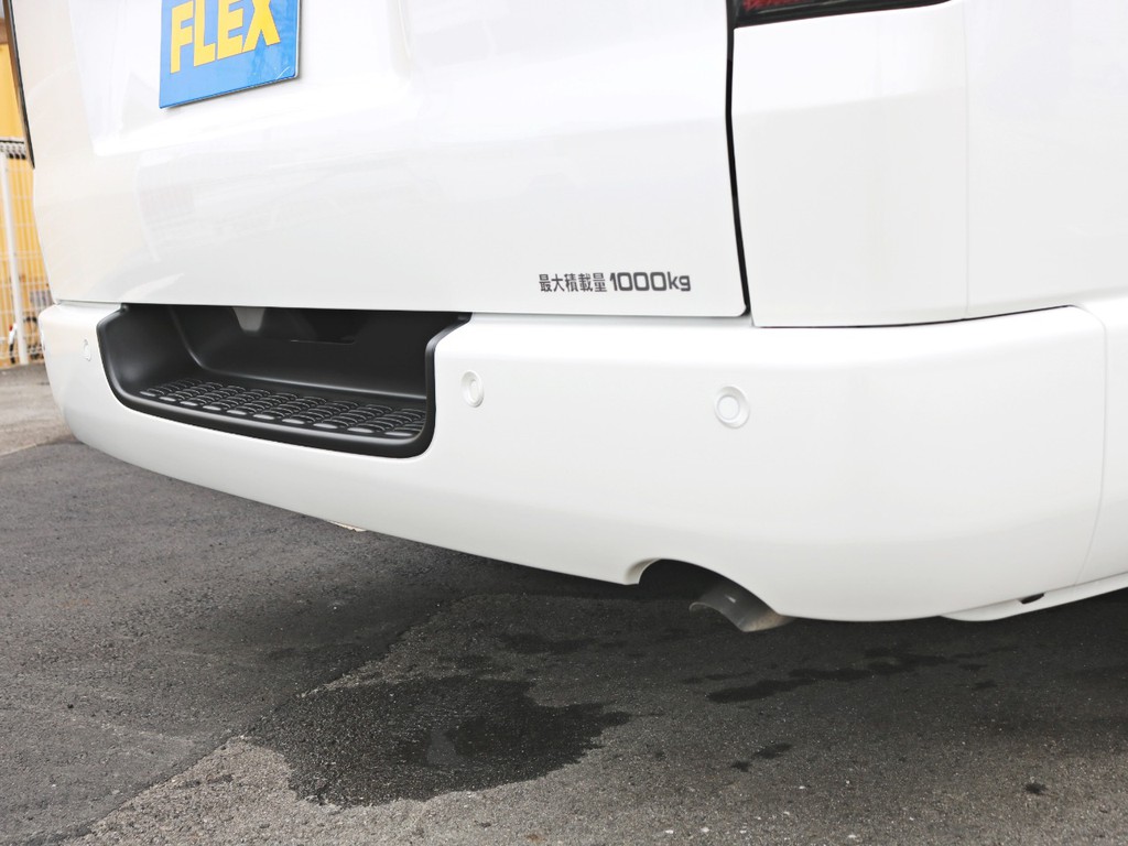 新メーカーオプションのインテリジェントクリアランスソナーも装備されています。車が障害物に接近した際に警告してくれる従来のクリアランスソナー機能は勿論、アクセルの踏み間違いなどで起こる衝突を緩和します。