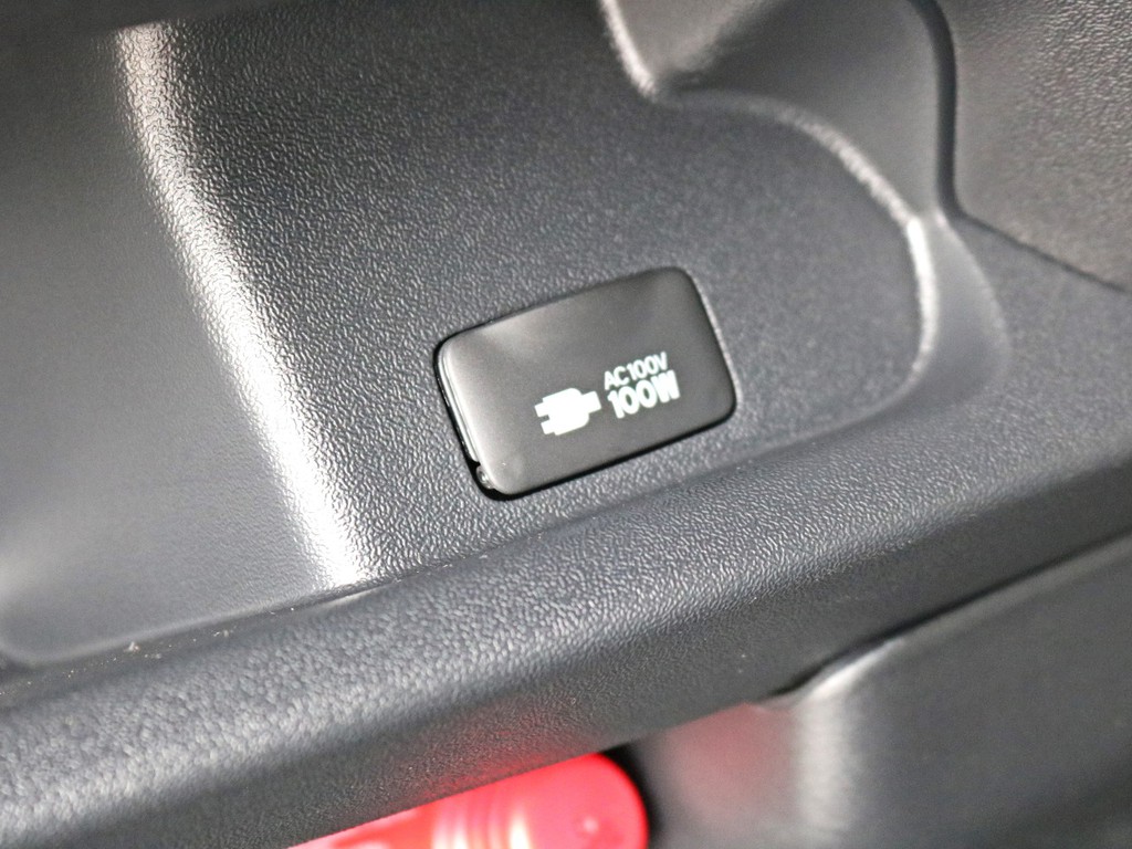 あると便利なアクセサリーコネクター（AC100V）も設置されています。