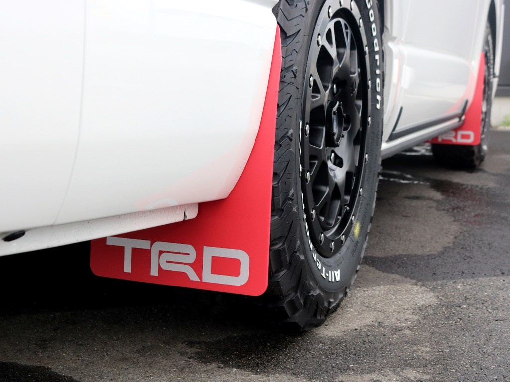 足元にはTRDマットフラップを装備！　デザイン性もマットフラップとしての性能も高いパーツです。