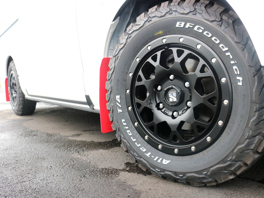 足元にはエクストリームＪ　ＸＪ０４　１６ＡＷをインストール！　４ＷＤらしい力強いデザインです。