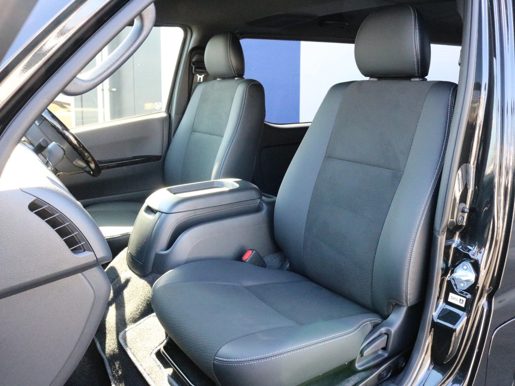 ダークプライム２特別仕様車なのでシートは勿論、専用のハーフレザーシートです！　そのままハーフレザーシートを楽しむのも、更にシートカバーを装着するのも貴方次第！