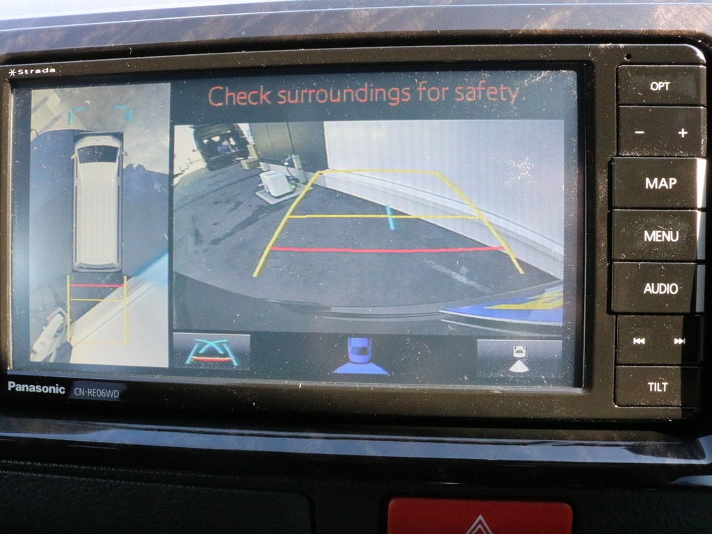 メーカーオプションのバックカメラやパノラミックビューモニターの映像は、ナビモニターに映し出されます。
