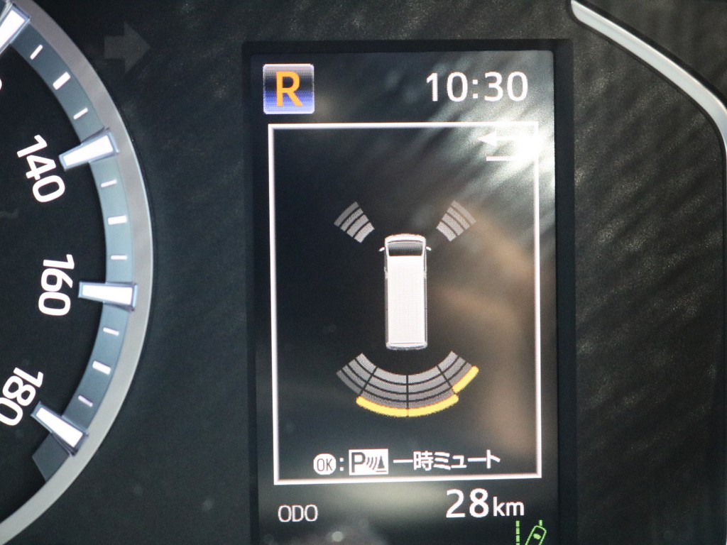 新たにメーカーオプションに加わったインテリジェントクリアランスソナーも完備！　障害物に接近すると音やマルチインフォメーションディスプレイへの表示によって警告してくれます。