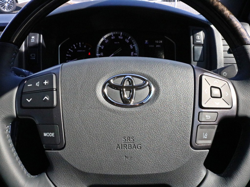 ダークプライム２特別仕様車なので、ステアリングリモコン、LEDヘッドライト、プッシュスタート＆スマートエントリー、SRSエアバッグを全て完備しています！