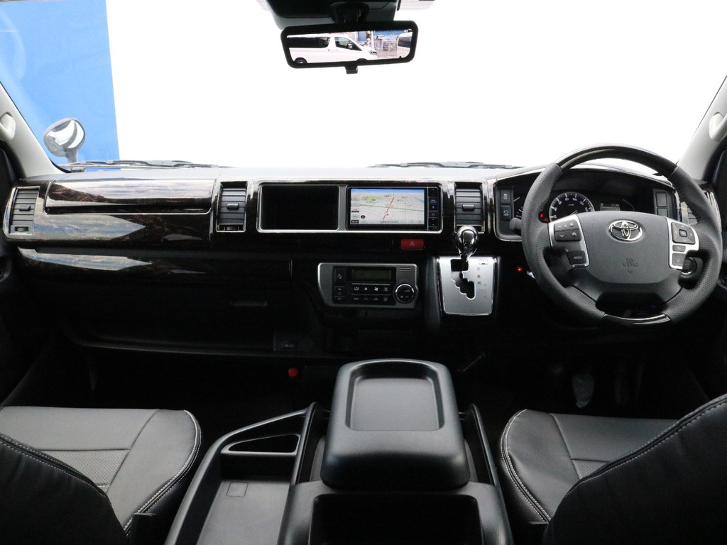 セカンドシートに１４００ｍｍ幅、３人掛けベンチシートを採用。前向き、後ろ向き、フルフラットとマルチなシート展開も可能なので、目的や用途に応じて多目的に使える１台！