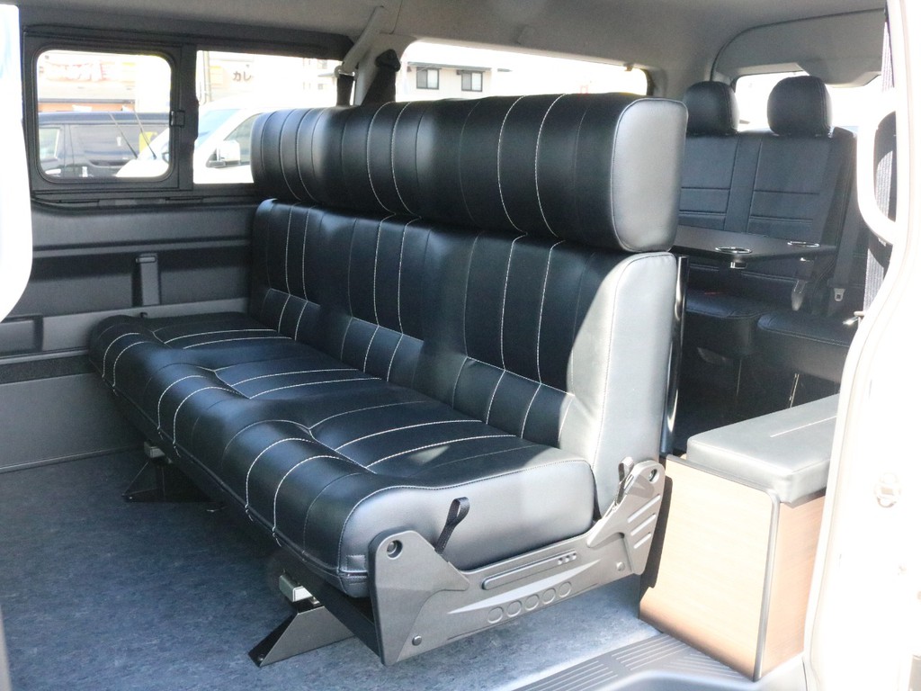 2列目には3人掛けベンチシートが設置されています！　ベンチシートでありながら一人ひとりの座り心地を追求した高級感溢れるシートです。このシートはフラットにも後ろ向きにも変化することが出来ます。