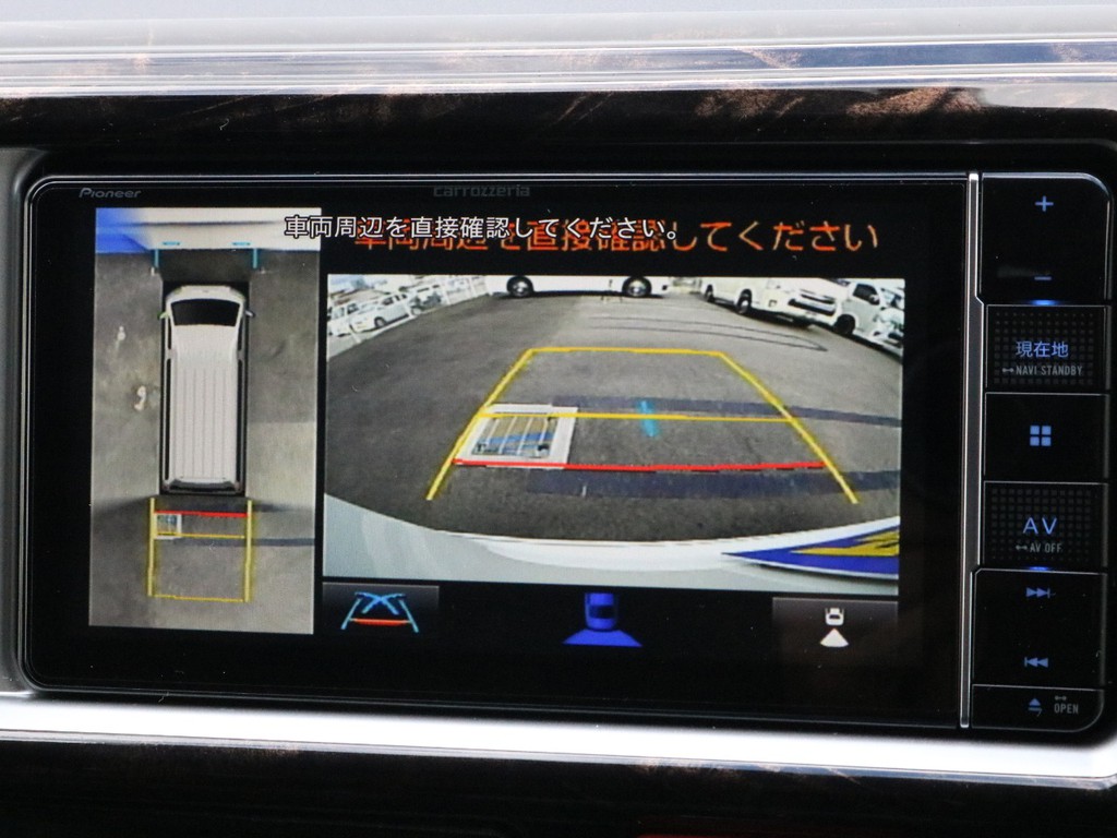 バックカメラも完備！　バックカメラやパノラミックビューの映像はナビモニターに描写されます。